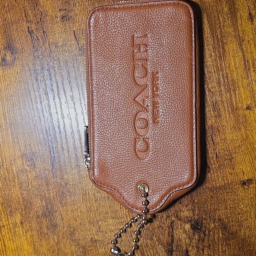 COACH HANGTAG MULTIFUNCTION CASE In Brown Pebble Leather